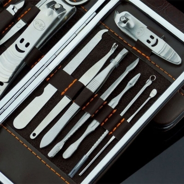 Zestaw narzędzi do manicure 12 szt. w etui
